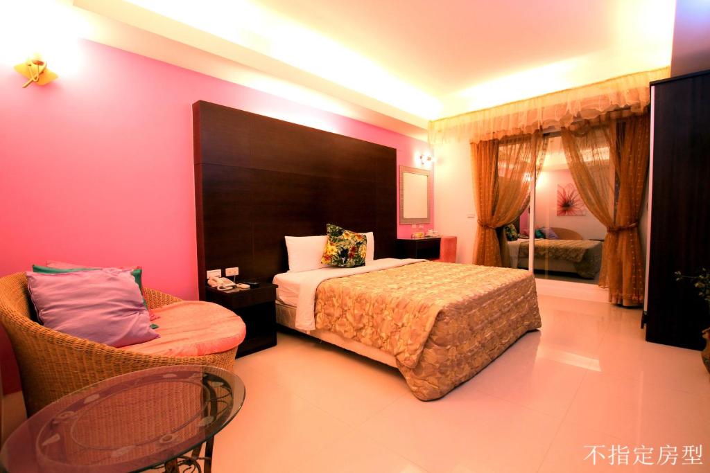Una cama o camas en una habitación de Lang Qin Hai Inn