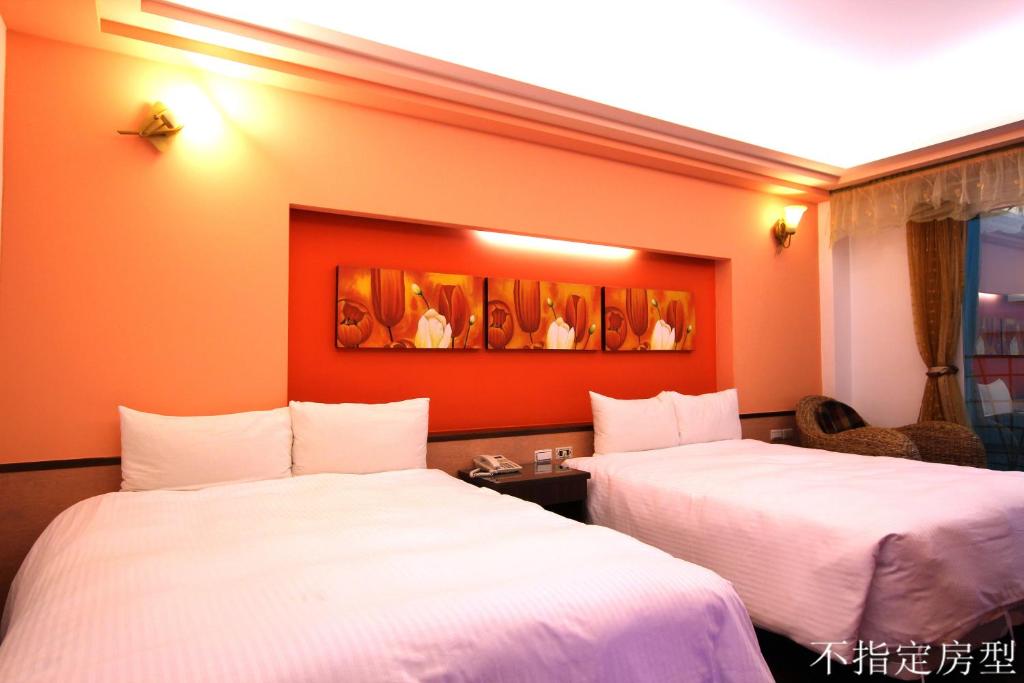 Una cama o camas en una habitación de Lang Qin Hai Inn