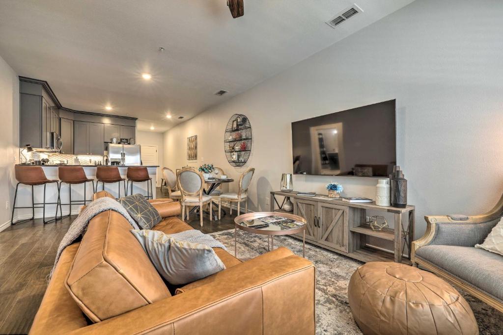 フレデリックスバーグにあるSingle-Story Condo Less Than 1 Mile From Downtown!のソファとキッチンのあるリビングルーム