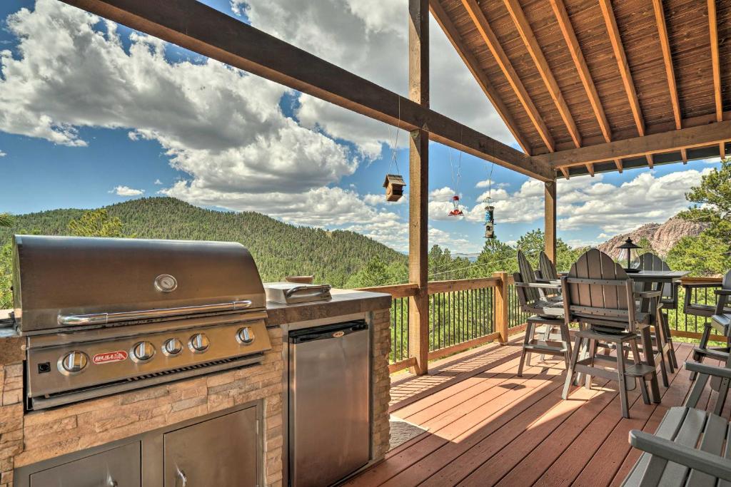 une cuisine avec un grill sur une terrasse dans l'établissement Cripple Creek Mountain Getaway with Hot Tub and Views!, à Cripple Creek
