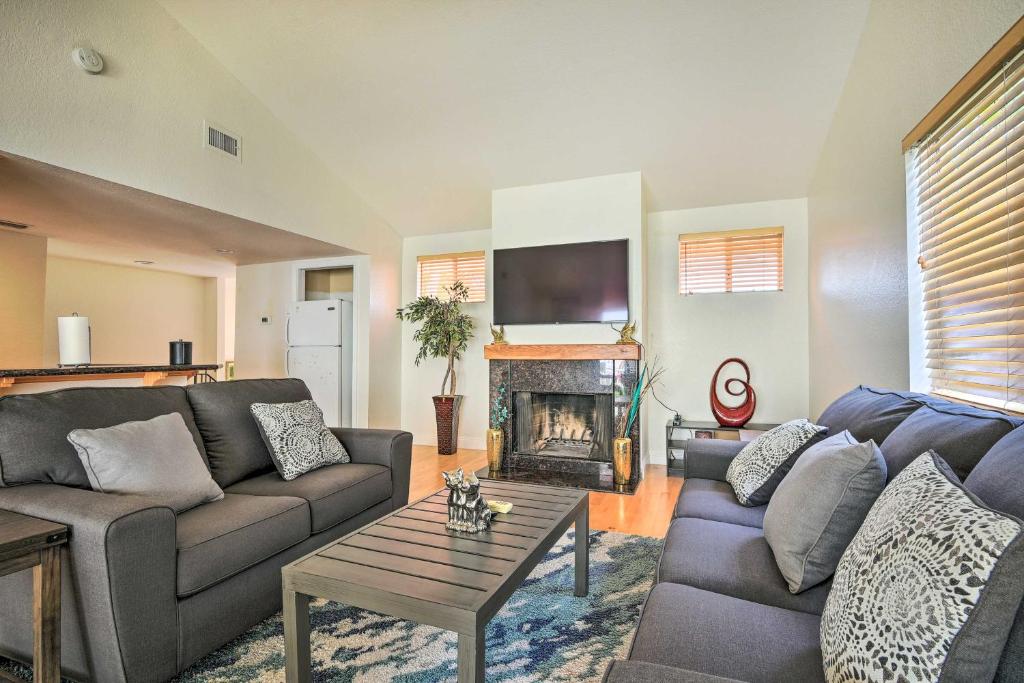 Gallery image of Sunny Woodland Hills Apt with Private Hot Tub! in Woodland Hills