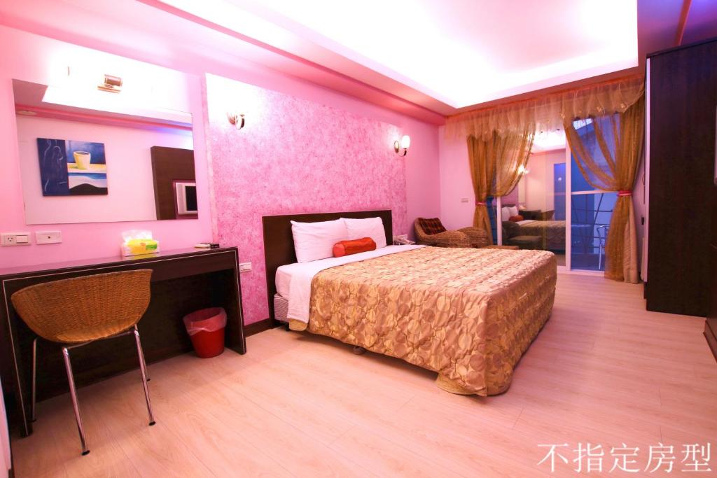 Una cama o camas en una habitación de Lang Qin Hai Inn