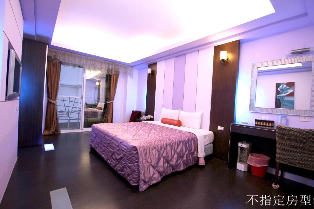 Una cama o camas en una habitación de Lang Qin Hai Inn