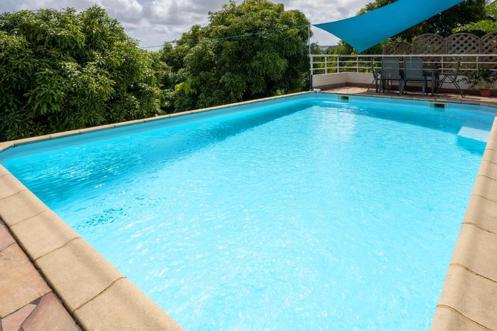 Bazén v ubytování Villa Ti'Kemy avec piscine au sel nebo v jeho okolí