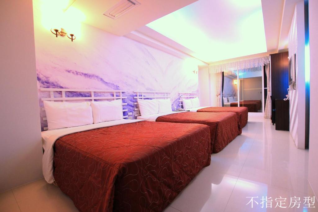 Una cama o camas en una habitación de Lang Qin Hai Inn
