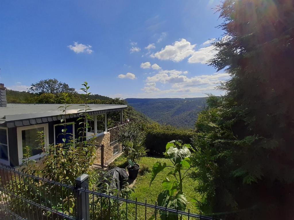 a house with a view of the mountains at Bungalow Schwarzatalblick in Bad Blankenburg Ortsteil Böhlscheiben in Bad Blankenburg