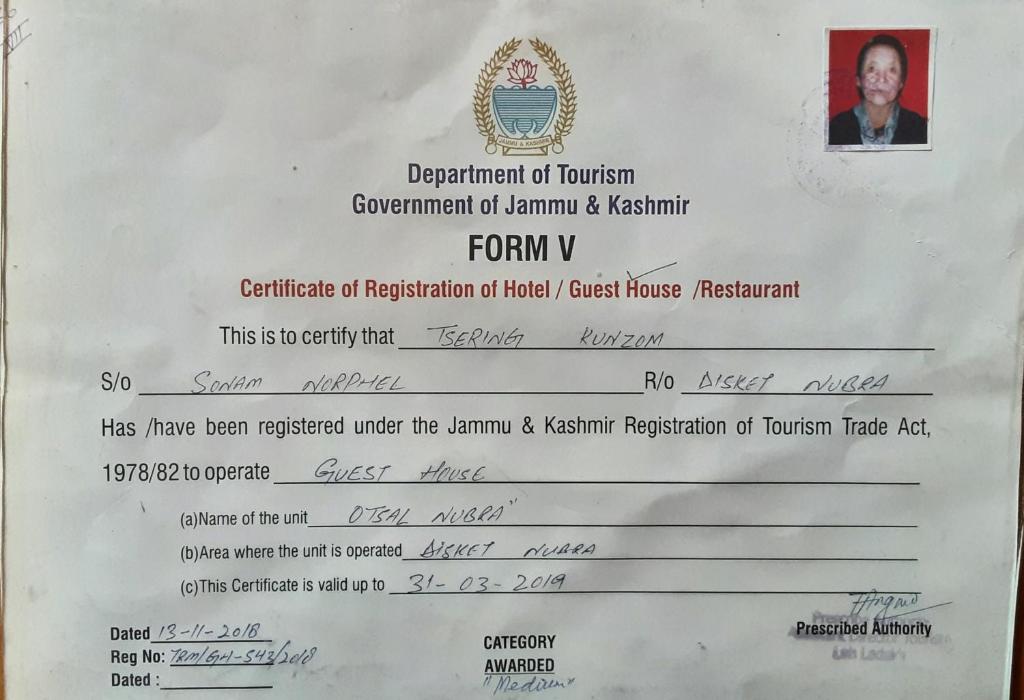 Certifikát, hodnocení, plakát nebo jiný dokument vystavený v ubytování Otsal guest house nubra