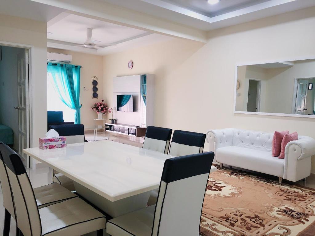 安邦的住宿－Homestay Farah Tiara Duta Kondominium Ampang Selangor，客厅配有白色的桌子和椅子