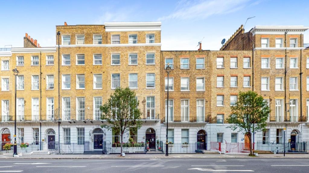 um grande edifício de tijolos em frente a uma rua em MSK Hotel 82 em Londres