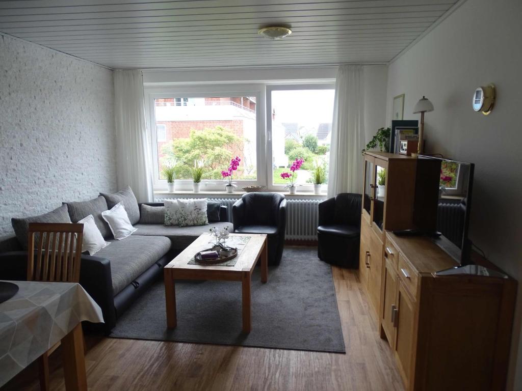a living room with a couch and a table at Ferienwohnung Meerleben in Duhnen