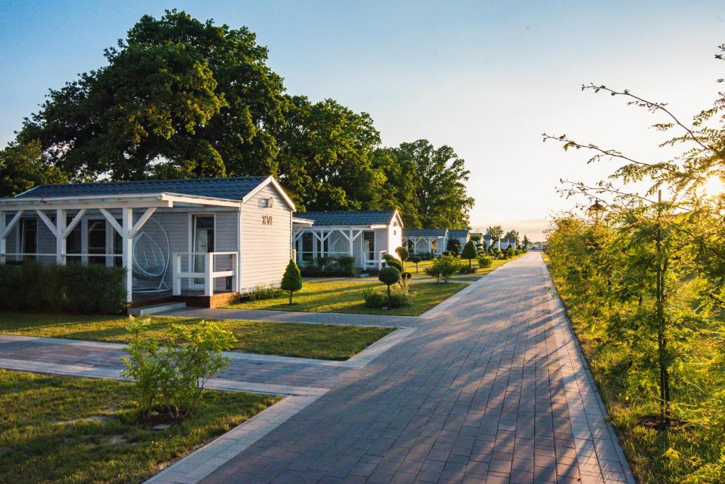 uma estrada que leva a uma fila de casas em Skandynawia Przystań em Zator