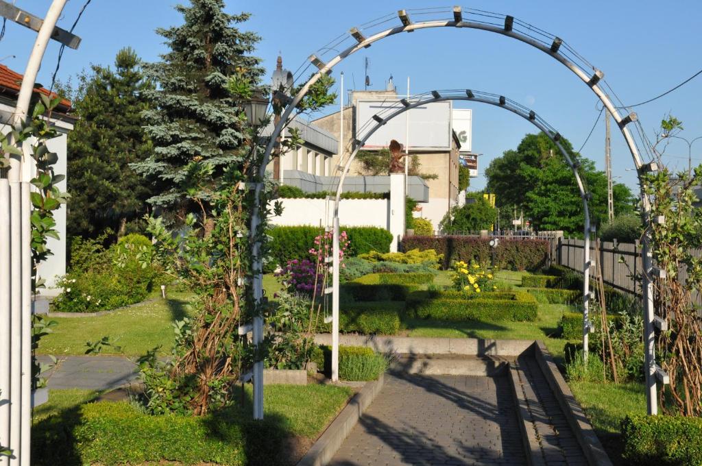 Vonkajšia záhrada v ubytovaní Hotel "Zajazd Napoleoński"