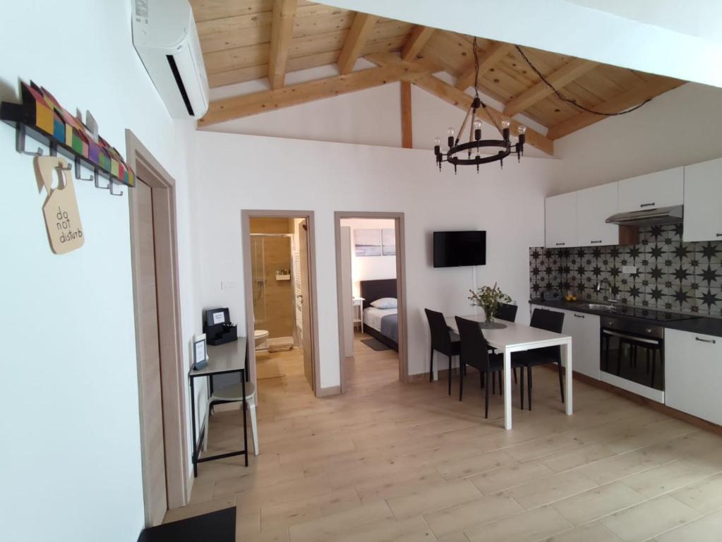 a kitchen and living room with a table and chairs at Apartman Marinac in Roč