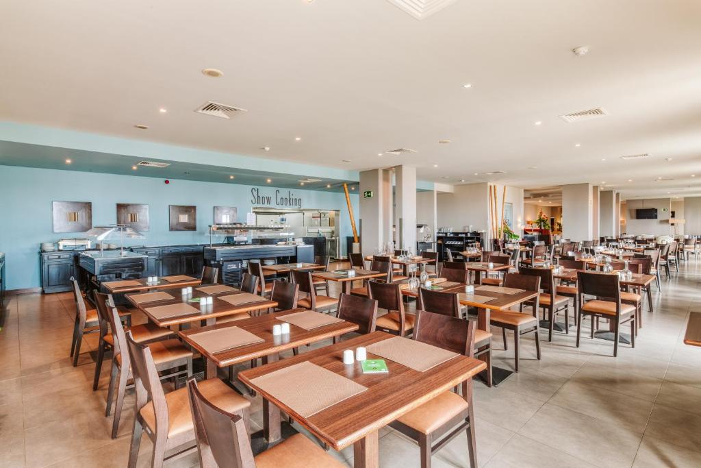 Enotel Sunset Bay餐厅或其他用餐的地方