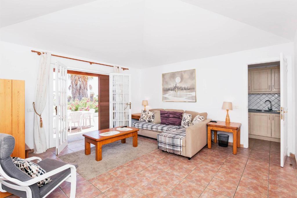 - un salon avec un canapé et une table dans l'établissement Sunset Horizon, Golf del Sur, à San Miguel de Abona