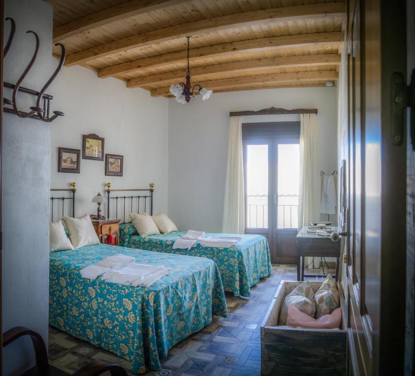 A bed or beds in a room at Casa Rural La CasAna