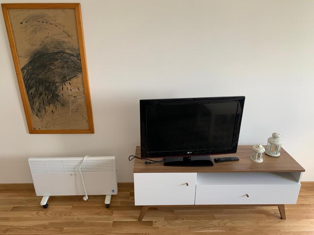 TV a/nebo společenská místnost v ubytování Pinnacle MNE