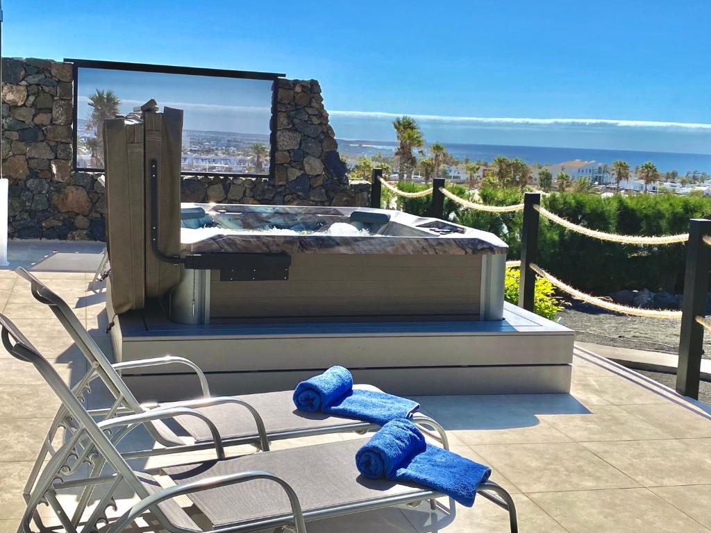 una sedia e una vasca da bagno su un patio di Sea Star Lanzarote a Playa Blanca