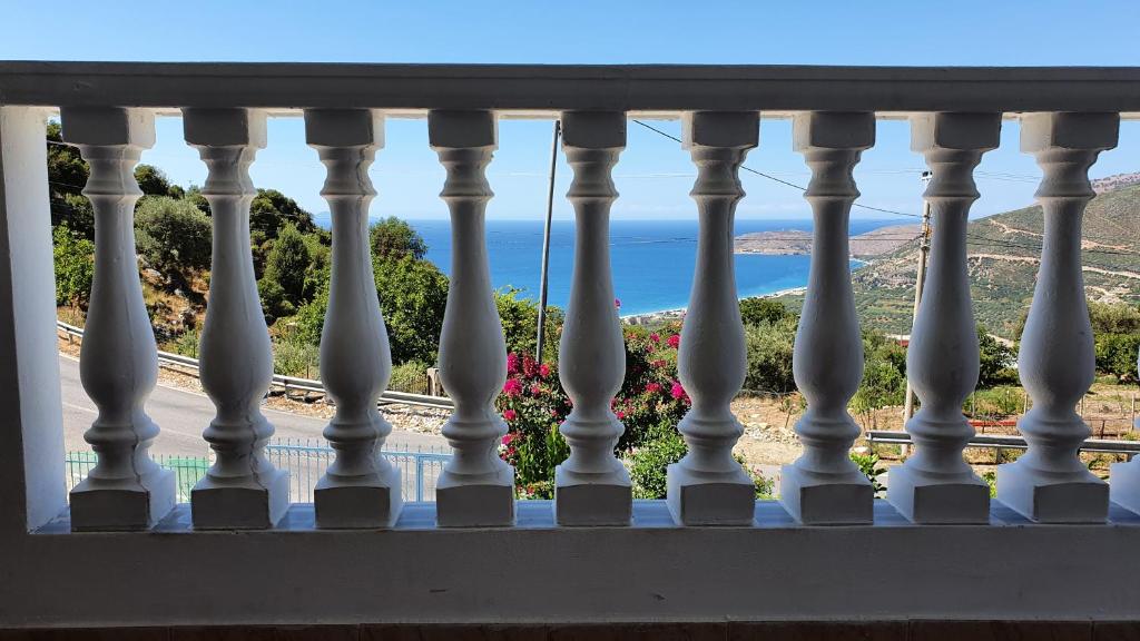 balcón con vistas al océano en Vila Riand, en Borsh