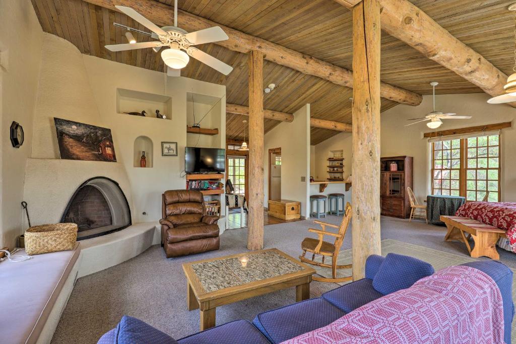 sala de estar con sofá y chimenea en Bright Prescott Studio with Thumb Butte Views! en Prescott