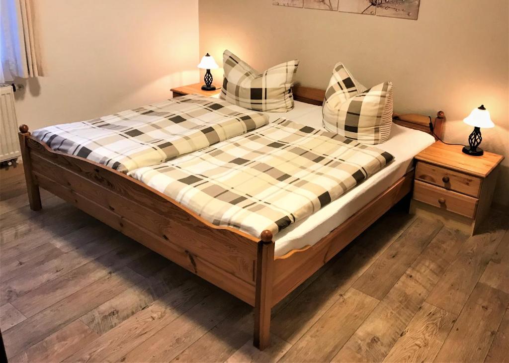 een slaapkamer met een groot bed met kussens erop bij Haus Daheim in Bad Schandau