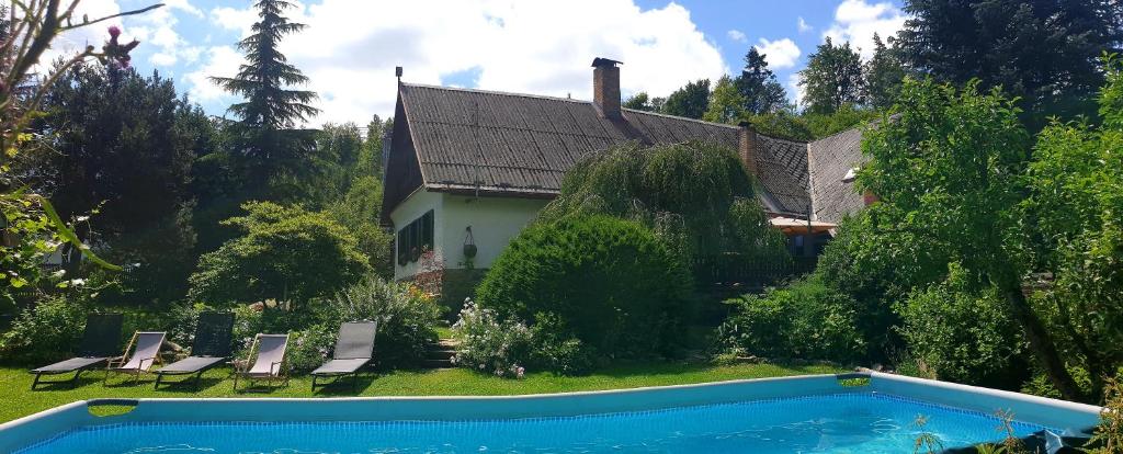 una casa con piscina en el patio en Chaloupka u lesa, en Borotín