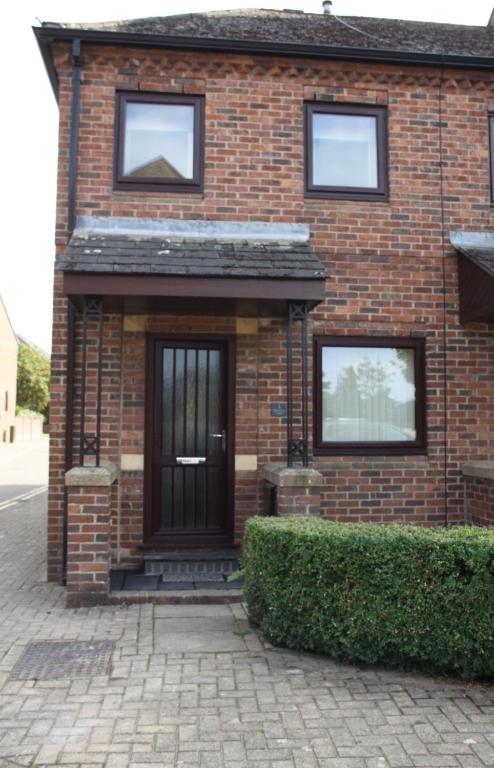 City Centre Town House with Riverside Views and Free Parking 1BAK 6