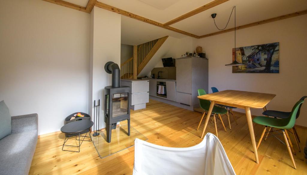 Televiisor ja/või meelelahutuskeskus majutusasutuses CHALET am Schneeberg See