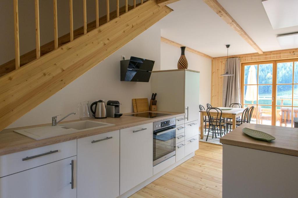 Köök või kööginurk majutusasutuses CHALET am Schneeberg See