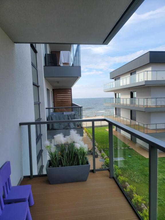 a balcony with a view of the ocean at Apartament SZAFIROWY Gardenia Dziwnów z widokiem na morze in Dziwnów