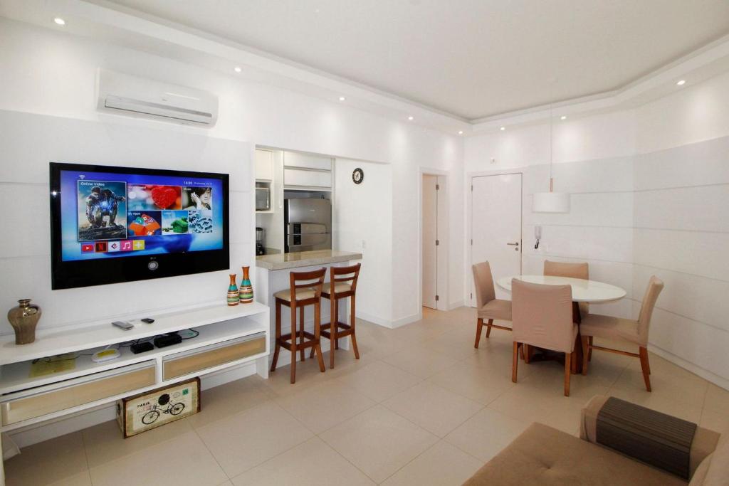 sala de estar con TV y comedor en 1081 - Praia de Bombinhas locação de temporada, en Bombinhas