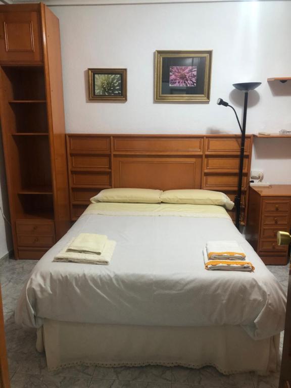 A bed or beds in a room at Peso de la Harina - piso completo