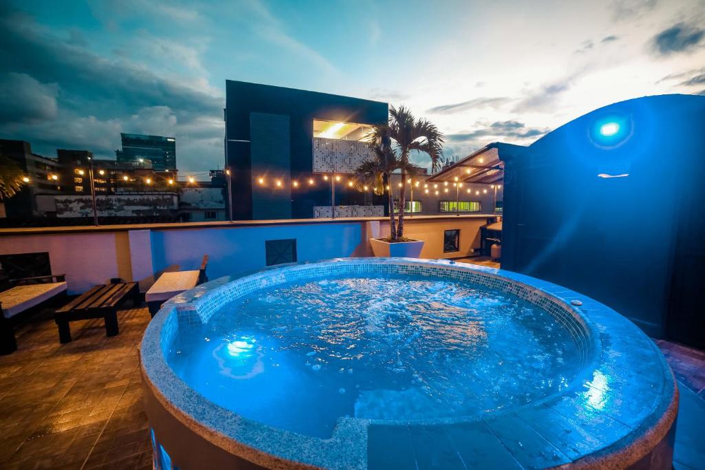 Bazén v ubytování Tik by Bernalo Hotels nebo v jeho okolí