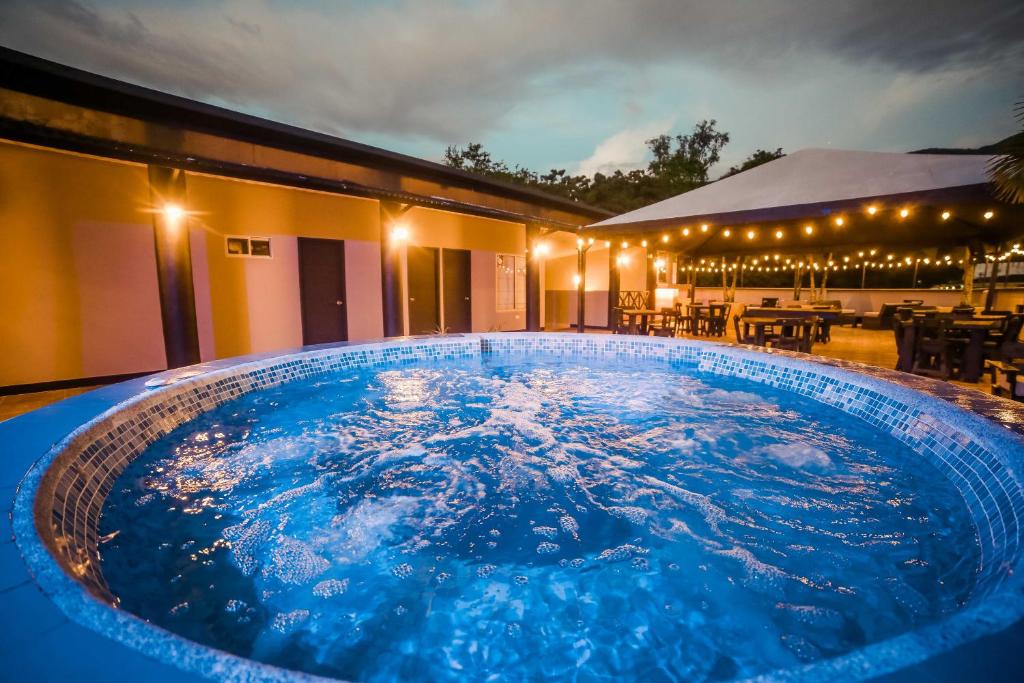 una gran piscina profunda en el medio de una casa en Hotel Tik Medellin, en Medellín