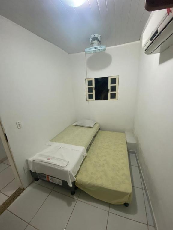Uma cama ou camas num quarto em Pousada Caravelas