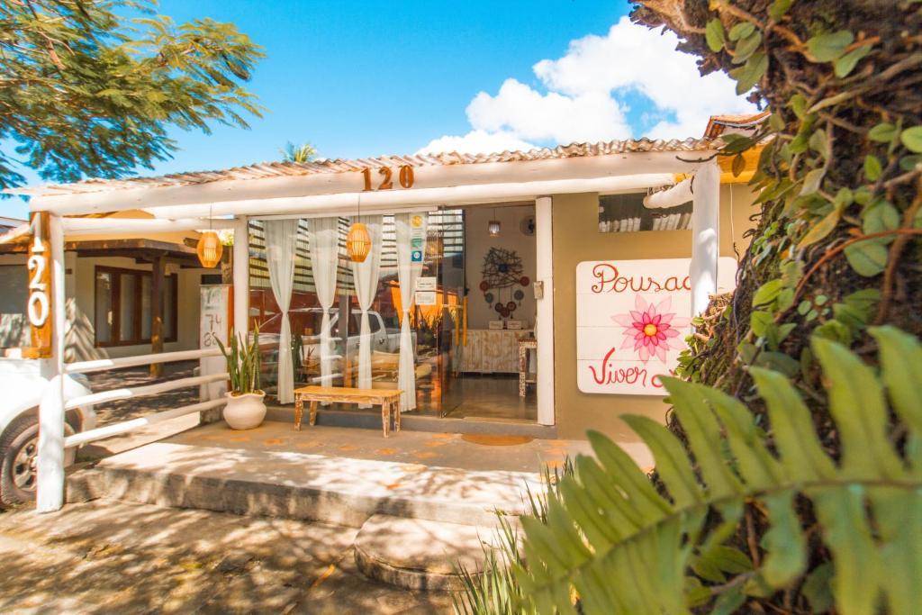 Casa con porche con banco y tablas de surf en Pousada Viver a Vida, en Arraial d'Ajuda