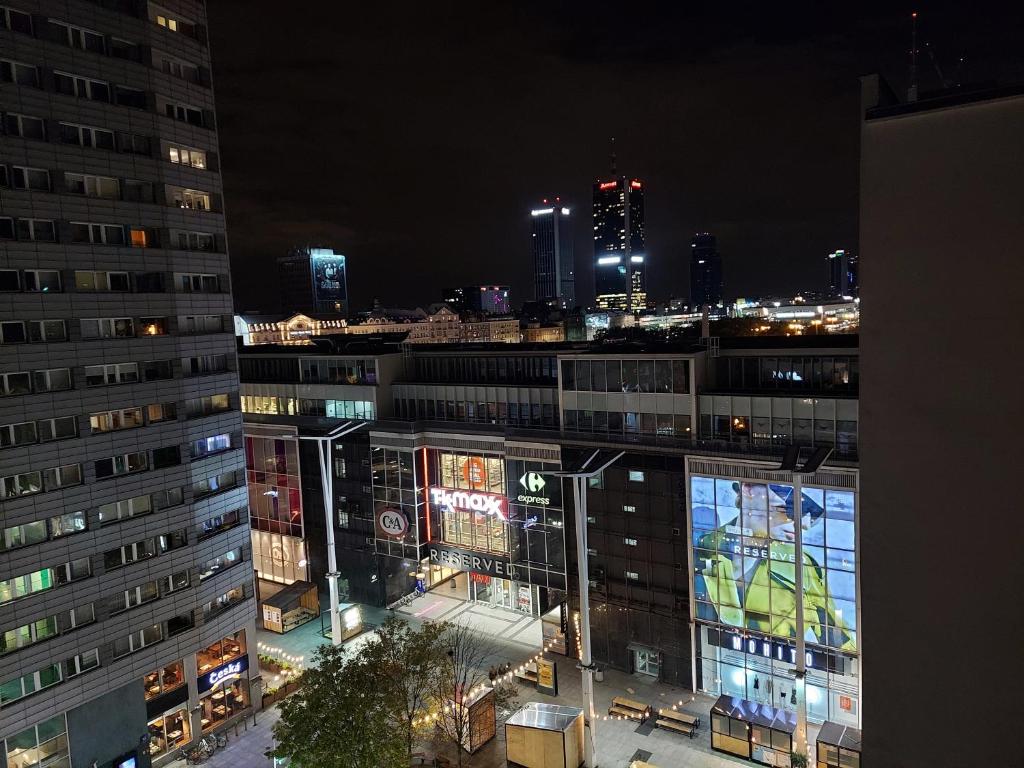 vistas a una ciudad por la noche con edificios en City View Studio Chmielna, en Varsovia