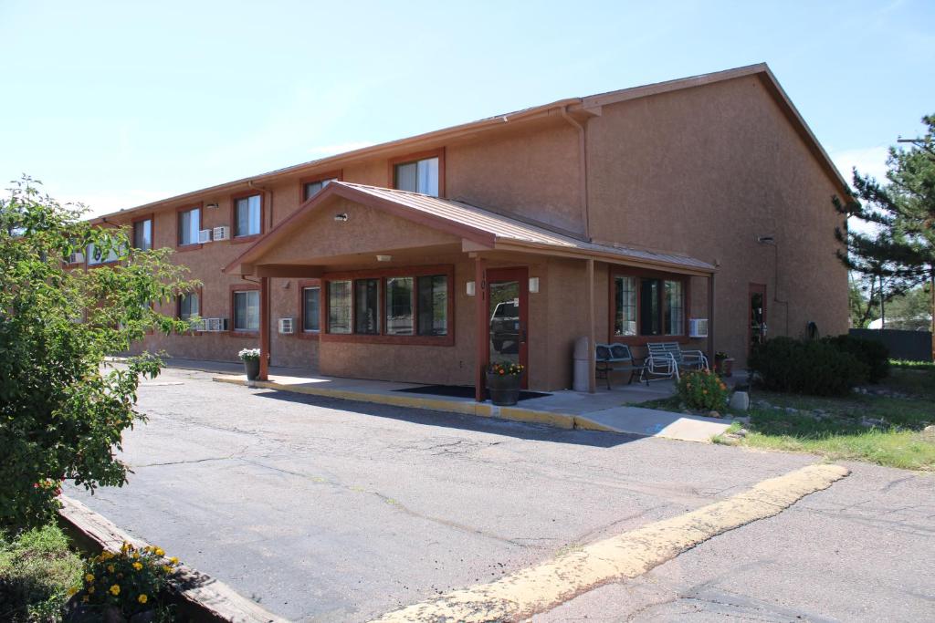 un gran edificio de ladrillo con una entrada delante de él en Knights Inn Payson en Payson