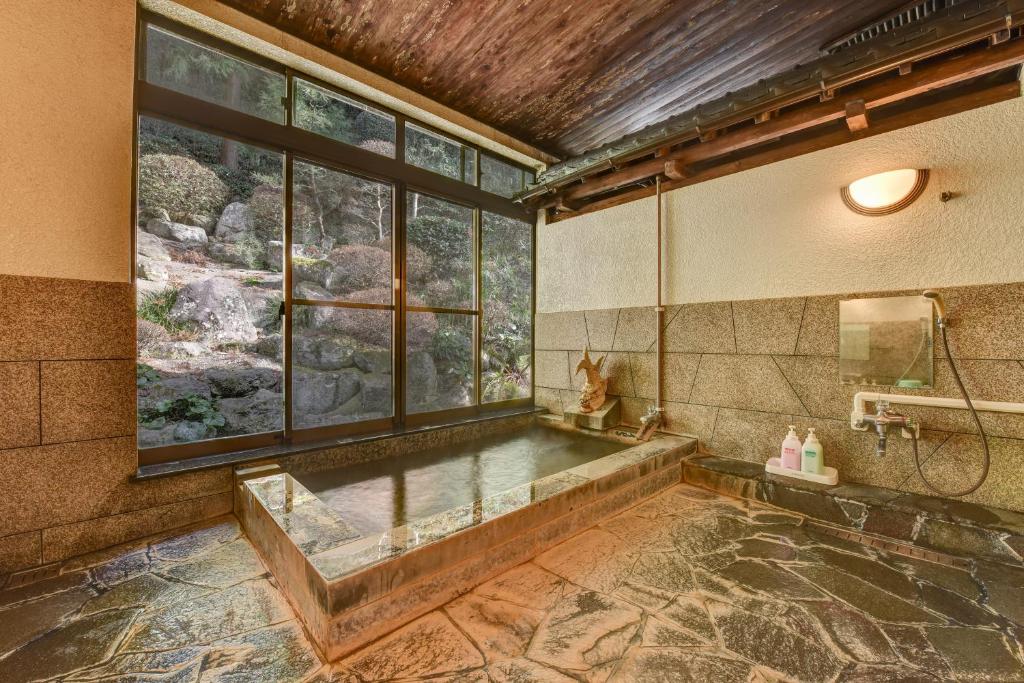 Koupelna v ubytování 湯迫温泉旅館