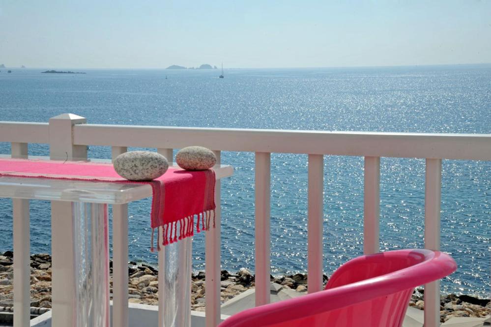 パリキアにあるVilla Kastroの海を見渡すテーブルに座るクマ2頭