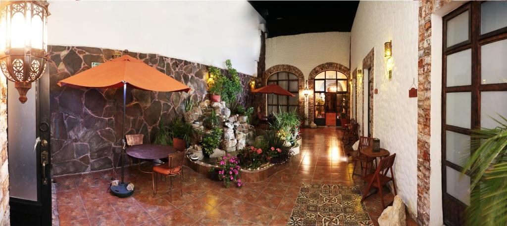 een hal met planten en een paraplu in een gebouw bij Hotel Boutique Casona Cantera Querétaro in Querétaro