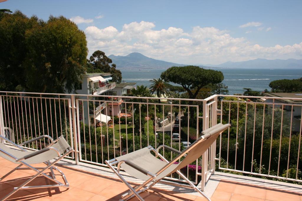 Un balcón con sillas y vistas al océano. en B&B Rivalta - Posillipo, en Nápoles