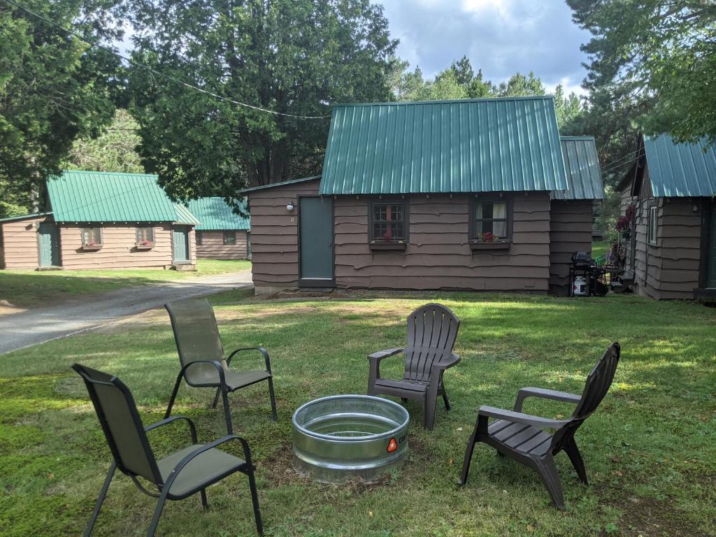 Aed väljaspool majutusasutust Moreno's Adirondack Cabins