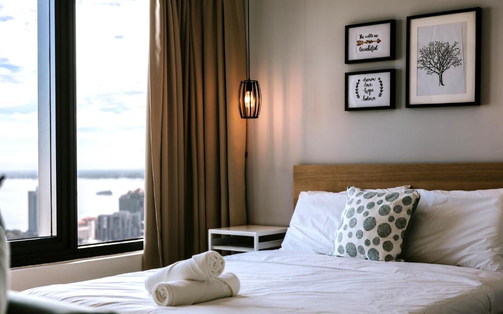 MUJI Studio 2 - Seaview at 218 Tropicana Near Komtar Food Heaven with Netflix & TV Box - One-Bedroom Apartment