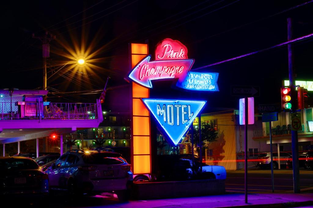 - un panneau indiquant un hôtel avec des néons dans l'établissement Pink Champagne Motel, à Wildwood