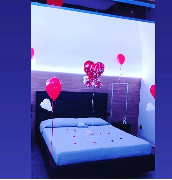 Łóżko lub łóżka w pokoju w obiekcie Rebel Suite love