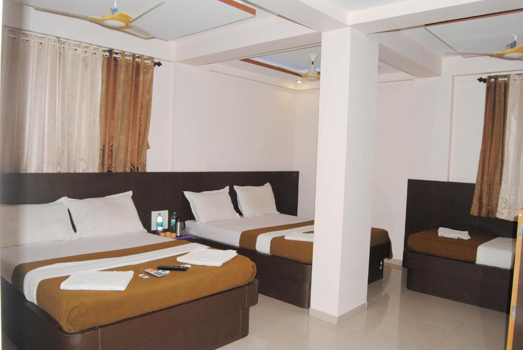 Postel nebo postele na pokoji v ubytování Hotel Krishna Sai Kutir