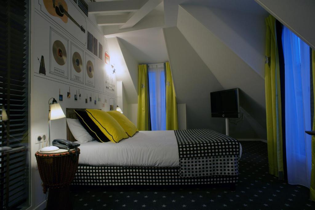 Postel nebo postele na pokoji v ubytování Hôtel du Triangle d'Or