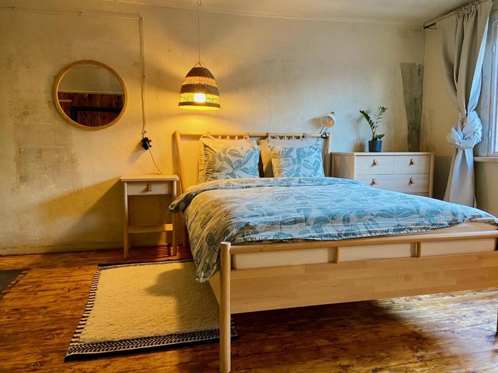 Een bed of bedden in een kamer bij Brīvība