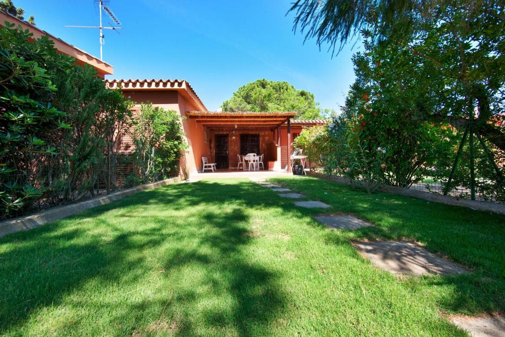 a house with a yard with a grass field at Villetta Casardi in Monte Nai